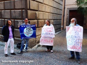 Viterbo - Il comitato "Non ce la beviamo" manifesta davanti alla Provincia