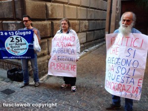 Viterbo - Il comitato "Non ce la beviamo" manifesta davanti alla Provincia
