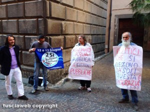 Viterbo - Il comitato "Non ce la beviamo" manifesta davanti alla Provincia