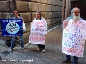 Viterbo - Il comitato "Non ce la beviamo" manifesta davanti alla Provincia