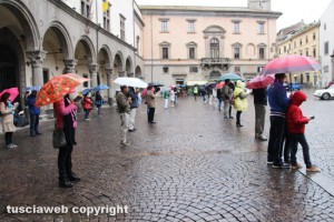 Viterbo - Piazza del Comune - Sentinelle in piede contro le unioni civili