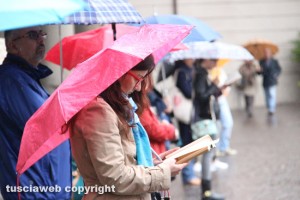 Viterbo - Piazza del Comune - Sentinelle in piede contro le unioni civili