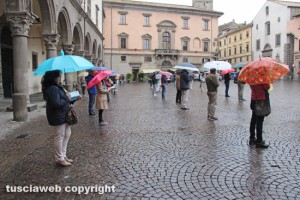 Viterbo - Piazza del Comune - Sentinelle in piede contro le unioni civili