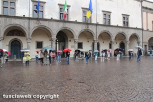 Viterbo - Piazza del Comune - Sentinelle in piede contro le unioni civili