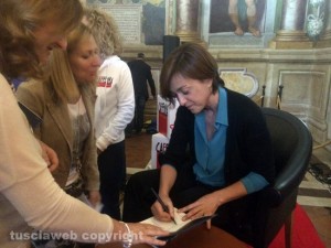 Daria Bignardi autografa il suo libro