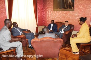 Viterbo -  Il ministro del commercio del Senegal, Alioune Sarr con l'assessore Barelli