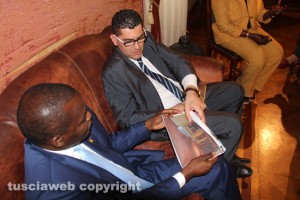 Viterbo -  Il ministro del commercio del Senegal, Alioune Sarr con l'assessore Barelli