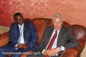 Viterbo - Il ministro del commercio del Senegal, Alioune Sarr con il sindaco Michelini
