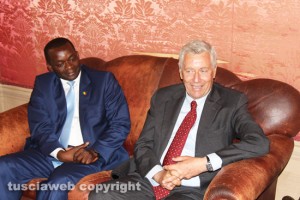 Viterbo -  Il ministro del commercio del Senegal, Alioune Sarr con il sindaco Michelini