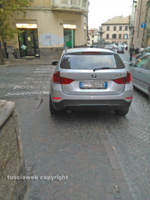 Viterbo - Suv parcheggiato al contempo sullo scivolo e sulle strisce