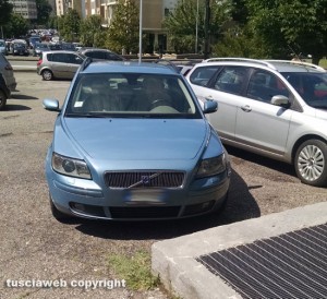 Viterbo - Via Garbini - Scivolo per disabili bloccato dalle auto