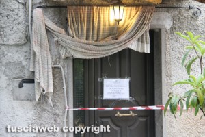 Soriano nel Cimino - La casa sotto sequestro dove è stato trovato il bambino impiccato al letto a castello
