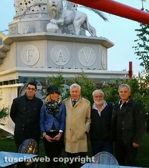 Milano - Expo - Giacomo Barelli, Ombretta Ciorba, il sindaco Michelini, Mauro Cappelloni e Massimo Mecarini davanti alla macchina di santa Rosa