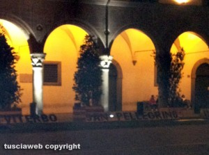 Viterbo - Piazza del Comune - La scarsa illuminazione di San Pellegrino in fiore