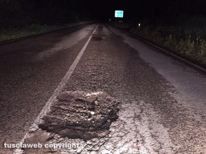 Viterbo - Bivio Monterazzano - La buca che ha danneggiato le gomme