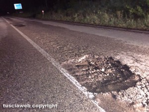 Viterbo - Bivio Monterazzano - La buca che ha danneggiato le gomme