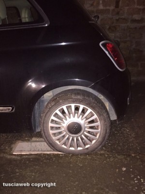 Viterbo - La macchina con le gomme bucate dalla voragine