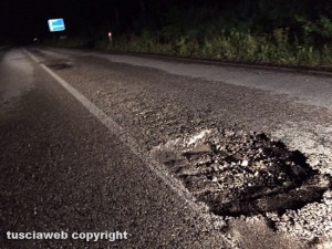 Viterbo - Bivio Monterazzano - La buca che ha danneggiato le gomme