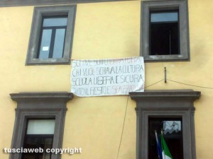 Ronciglione - Uno striscione contro la buona scuola al liceo Meucci