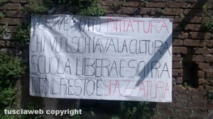 Ronciglione - Uno striscione contro la buona scuola al liceo Meucci