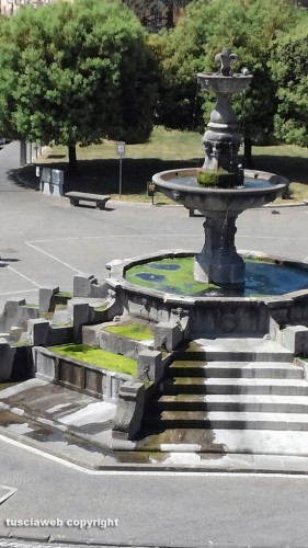Viterbo - Piazza della Rocca - Fontana piena di melma e sporcizia