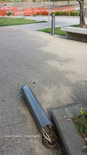 Viterbo - Il paletto divelto al parcheggio sotto al Sacrario 