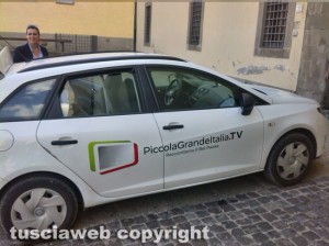 Viterbo - Luisa Ciambella e l'auto di Sky