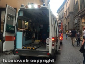Viterbo - Autoambulanza nel centro storico