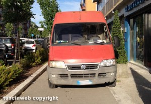 Viterbo - Via Genova - Un furgone parcheggiato sul marciapiede