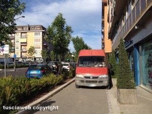Viterbo - Via Genova - Un furgone parcheggiato sul marciapiede