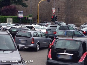 Viterbo - Parcheggio selvaggio a piazza Crispi