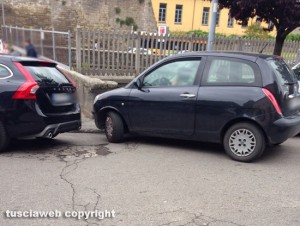 Viterbo - Parcheggio selvaggio a piazza Crispi