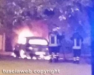Tuscania - L'auto incendiata e l'intervento dei vigili del fuoco