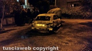 Tuscania - L'auto incendiata