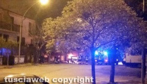 Tuscania - L'auto incendiata e l'intervento dei vigili del fuoco