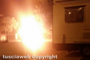 Tuscania - L'auto in fiamme