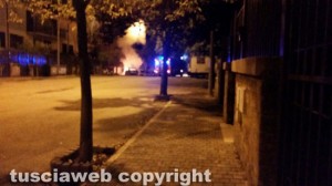 Tuscania - L'auto incendiata e l'intervento dei vigili del fuoco