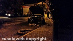 Tuscania - L'auto incendiata
