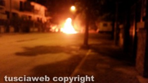 Tuscania - L'auto in fiamme