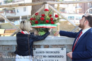 Viterbo - La cerimonia al parco Peppino Impastato - Maria Rita De Alexandris e Cristian Scorsi