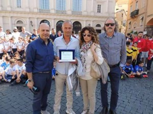 Stradacalciando - La targa ricordo ai genitori di Luca
