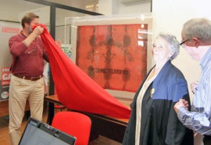 La presentazione della prima bandiera del Pci restaurata da tre donne della Tessili Antichi di Viterbo