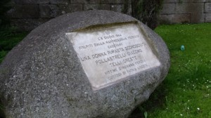 La lapide posta a piazzale Gramsci