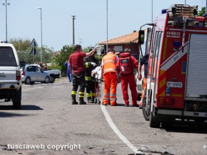 Viterbo - Ponte di Cetti - I sanitari soccorrono la donna