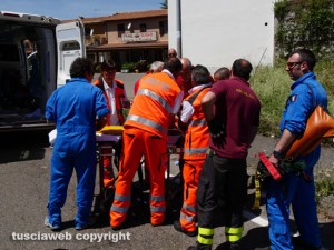 Viterbo - Ponte di Cetti - I sanitari soccorrono la bambina