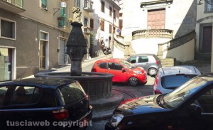 I parcheggi selvaggi di fronte alla chiesa di santa Maria in Poggio