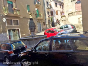 I parcheggi selvaggi di fronte alla chiesa di santa Maria in Poggio