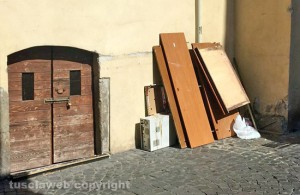 Gli ingombranti abbandonati a pochi passi dalla chiesa di Santa Maria in Poggio