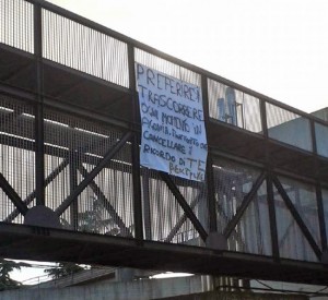 Lo striscione per Beatrice Orsini fuori dal liceo di Montefiascone frequentato dalla ragazza