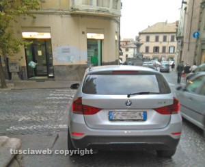 Viterbo - Suv parcheggiato al contempo sullo scivolo e sulle strisce